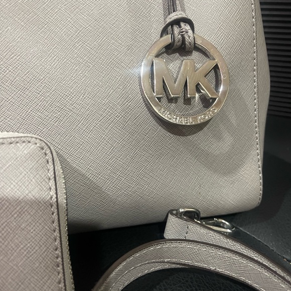 EUC - MICHAEL KORS  Selma Medium Top Zip Satchel - Pearl Grey - Picture 3 of 5